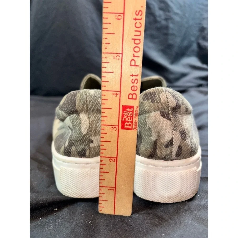 Qupid Gills Platform Slip-On Sneakers Womens Size 8 Green Camo wedge